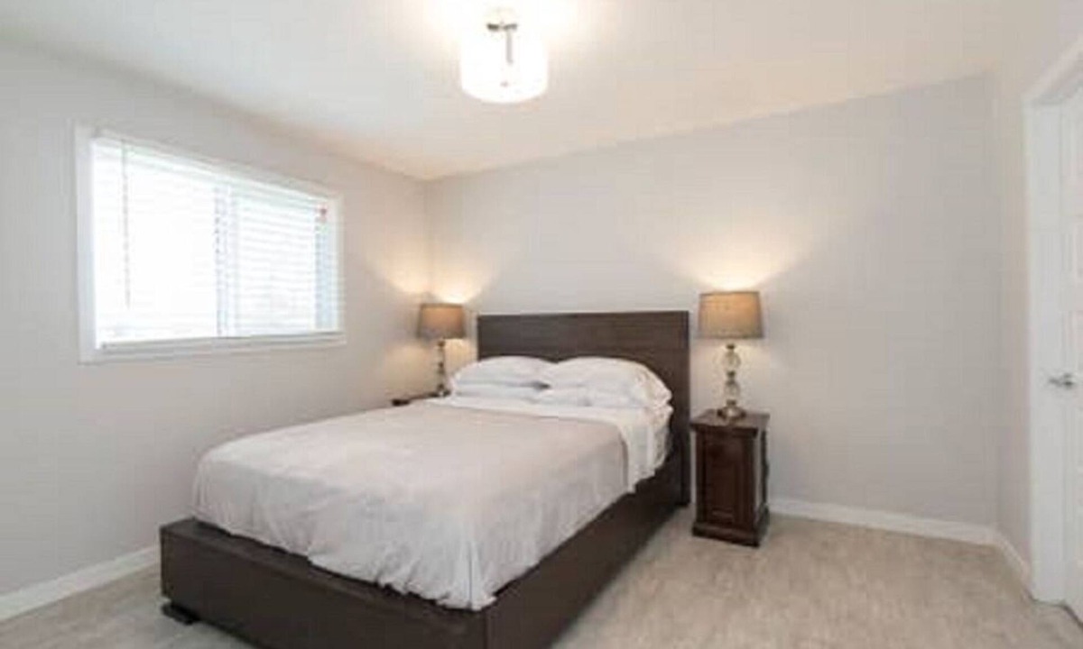 Old Strathcona House | # 4 bedroom sleeps 8 - 2 unites Main floor & Basement - Whyte Ave- Blue unit