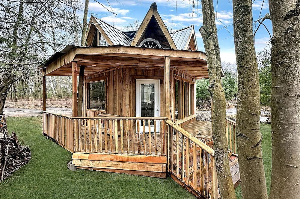 Langton Cabin | Cozy Secluded Tiny Cabin for a True Getaway in the Outdoors Surrounded by Nature in Simcoe, Ontario