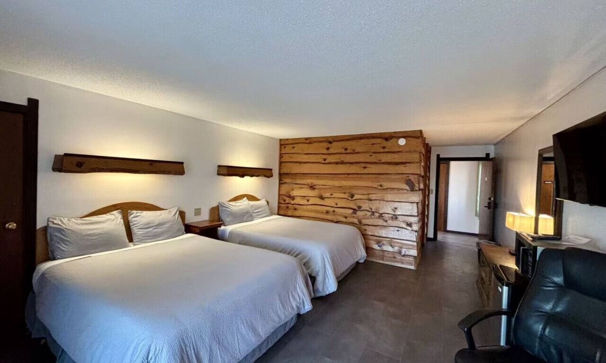 Tomahawk Cabin | Every Room with a Beautiful View of The Wisconsin River *
