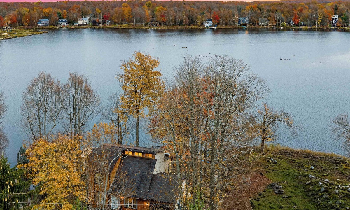 Tobyhanna House | Lakefront-Hot Tub, Private Dock, Kayaks, Fire Pit, Sun Room