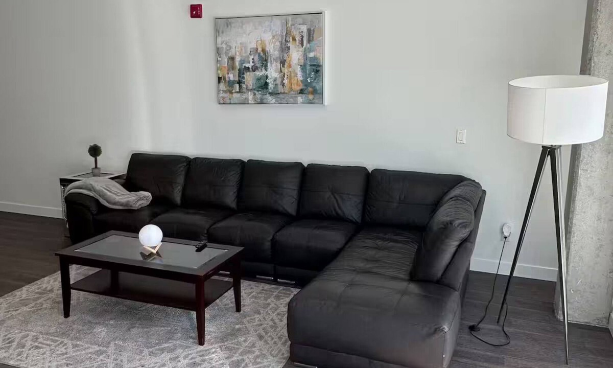 Whyte ave Apartment | Luxury 1BR suite, 10 ft ceiling, 5 mins from Dt