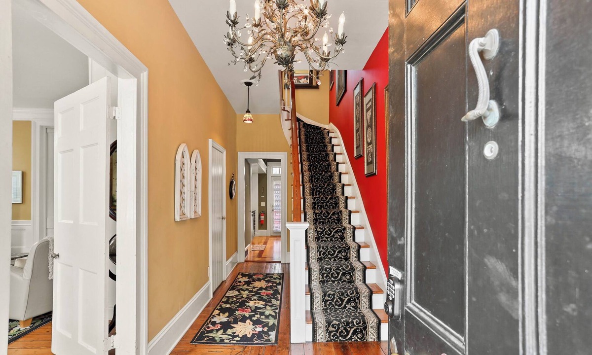 Historic District - North House | Perfect Location-Parker House-King Beds-Warren Sqr-Courtyard-Parking