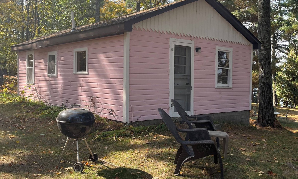 Hackensack Resort | Rainbow's End Resort - Pink Cottage - Newly Remodeled with Private Beach