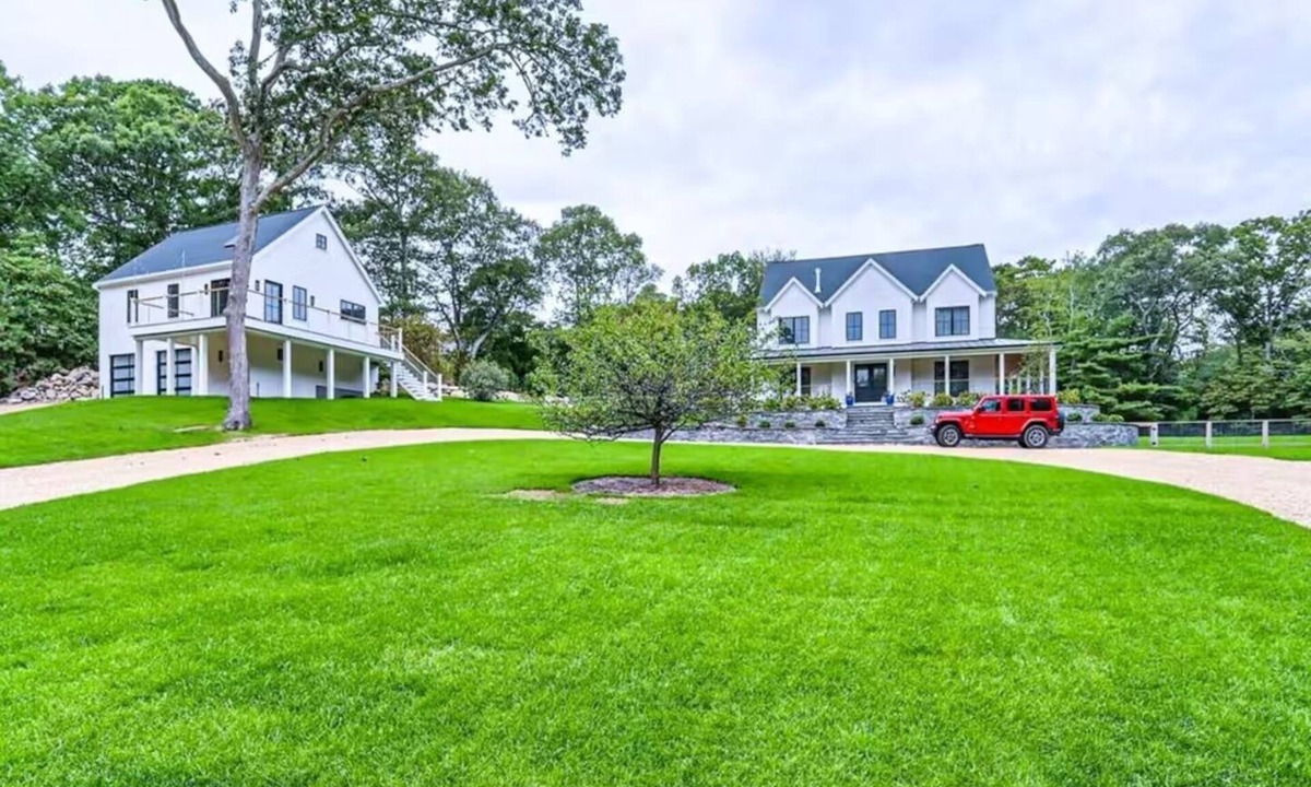 Tisbury House | Serene 6-bedroom Vineyard Haven Retreat
