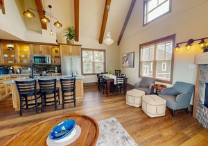 Elegant retreat w/high vaulted ceilings, elegant decor & shared pool in The Blue Mountains