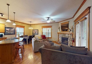 Ground floor, comfortable dog-friendly condo w/high-speed WiFi & shared pool in The Blue Mountains
