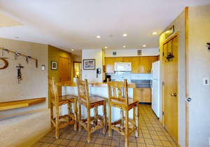 Mountain dream with ski-In/ski-Out Access, WiFi, hot tub, & pool in Durango