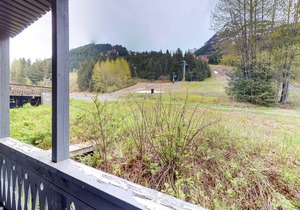 Ski-in/ski-out condo with amazing mountain views - near shopping & dining in Girdwood