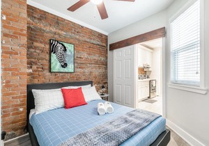 Upscale 2BR Apt - Prime Location w Netflix in Hamilton