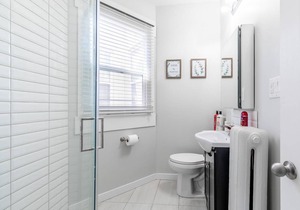 Upscale 2BR Apt with King Bed & Netflix in Beasley