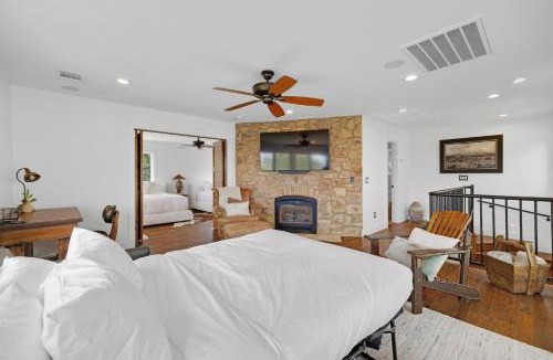 Eck Lane on the Lake Villa | AustinTeton's Sunset Cliff Resort on Lake Travis - PRIVATE WEDDING, EVENT, HEATED POOL, BOAT DOCK