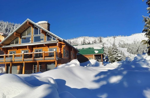 Hemlock Valley Ski Chalet | Bear Behind Lodge