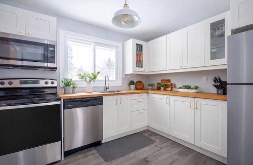 Balm Beach House | Beautiful 3-Bdrm Cottage close to Ski Resorts w/Hot Tub, Game Room, & more!