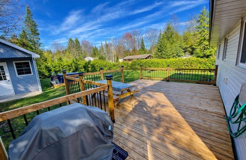 Balm Beach House | Beautiful 3-Bdrm Cottage close to Ski Resorts w/Hot Tub, Game Room, & more!