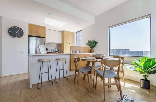 Docklands Apartment | Bohemian marina-view NewQuay promenade apartment