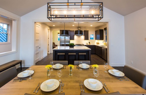 Bend House | Bring your 🚲 ~ resort pool + amenities ~ near Bachelor ~ concert shuttle ~ wifi