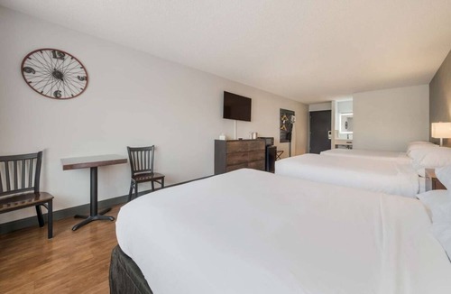 Ontario Hotel | Budget-friendly Accommodation! Indoor Pool, Pets Allowed, Free Breakfast