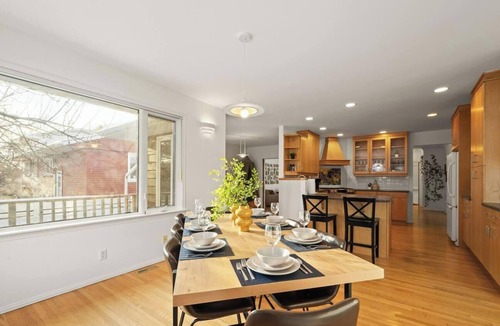 Edmonton House | Campus Karaoke House | Near University | Sleeps 12
