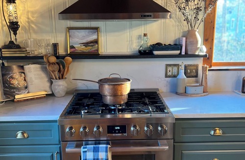 Bethel Cottage | Cozy 3-bedroom lake cottage w/Harry Potter dorm near Woodstock