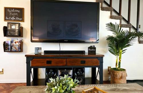Springfield House | Cozy Luxury - King Bed, Coffee Bar, Sleeps 5