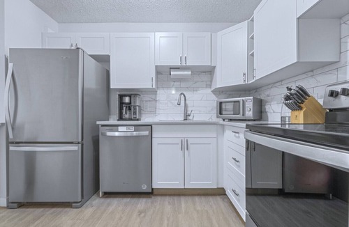 Beltline Apartment | Cozy & Spacious 2BR at Stampede w/Parking, AC