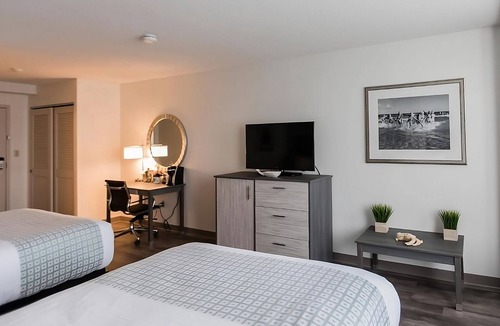 Silver Beach Hotel | Enjoy Comfort and Convenience on your Vacation! 4 Ocean View Units! Onsite Pool!