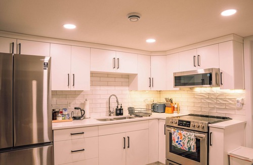 Lethbridge House | Full kitchen + TV Subscriptions + Luxurious bed