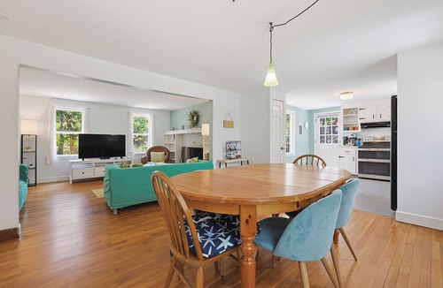 East Harwich Cottage | Harwich Hideaway with King Beds Pet Friendly!