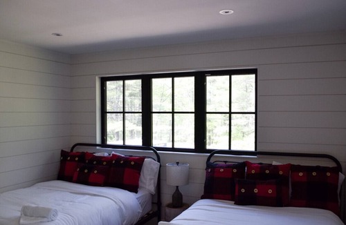 Gravenhurst Cottage | Kahshe Beach House, Kahshe Lake
