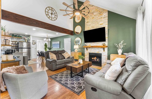 Tobyhanna House | Lakefront-Hot Tub, Private Dock, Kayaks, Fire Pit, Sun Room