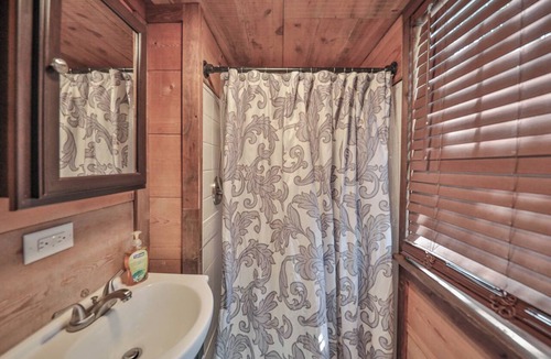 Weissport East Cabin | Lovely loft cabin in Lehighton perfect for a relaxing getaway
