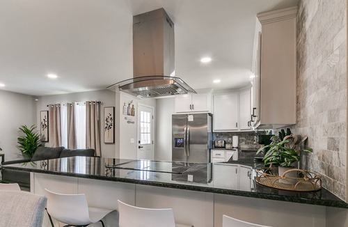 Norman House | Luxury Downtown Retreat - Walk to Main St - New Stylish & Comfy!