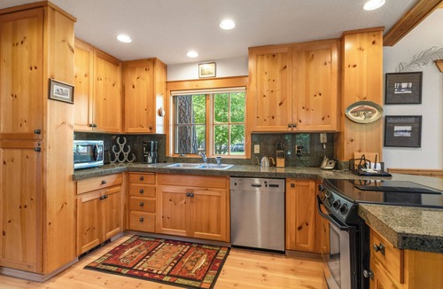 Camp Sherman Cabin | Metolius River Resort Cabin 11 Luxurious cabin on the Metolius River & fireplace