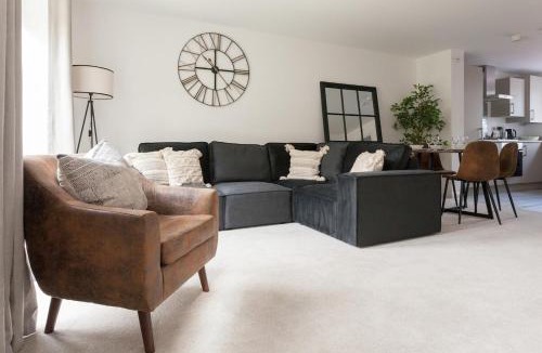 Runcorn House | Runcorn Spacious Modern 3 bedroom House, 4 beds, On site Parking, Long stay deals
