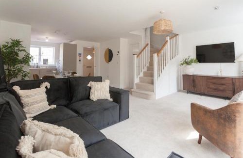 Runcorn House | Runcorn Spacious Modern 3 bedroom House, 4 beds, On site Parking, Long stay deals