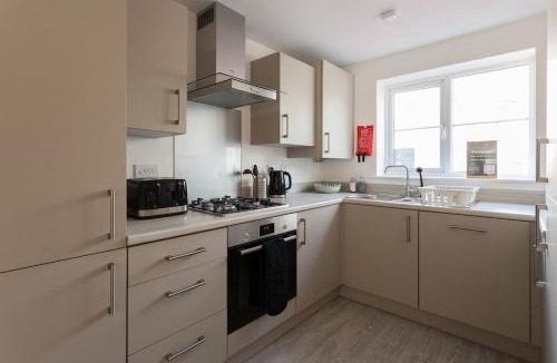 Runcorn House | Runcorn Spacious Modern 3 bedroom House, 4 beds, On site Parking, Long stay deals