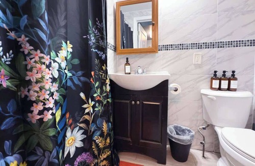 Gayborhood Apartment | Sleeps 5 Peaceful King Bd Walk Score 98