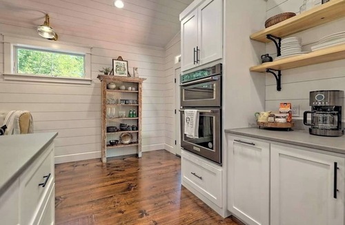 Hayesville Cottage | Stylish Mountain Escape by Chatuge Home Concierge | Private Retreat · Firepit