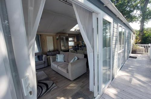 Ringwood Resort | Tulip Lodge at Oakdene - Passes included free!