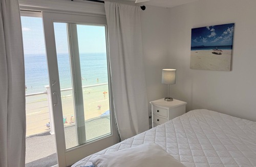 Ocean Bluff-Brant Rock House | Wake up to spectacular sunrises and the sound of waves at this great beach house