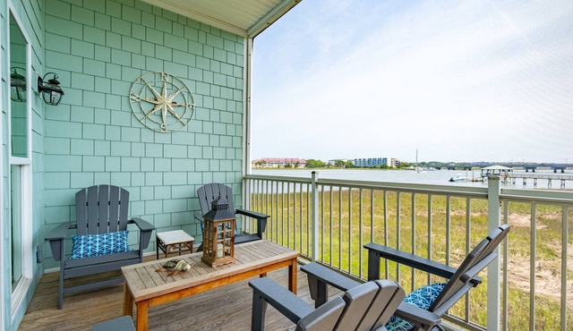 120 Waters Edge! Community pool, screen porch, easy walk to beach, 2 blocks from Center St. in Folly Beach