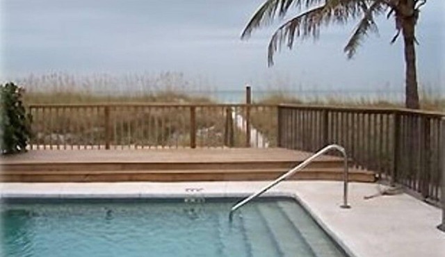 2-br Beachside Cottage with Pool in Indian Rocks Beach