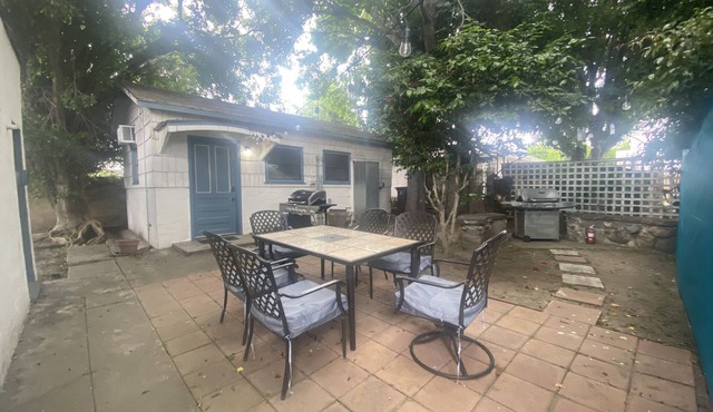 2 Queen Beds/1 Bath, Back House, FURNISHED STUDIO, Kitchenette, W/D, Patio/BBQ in Los Angeles