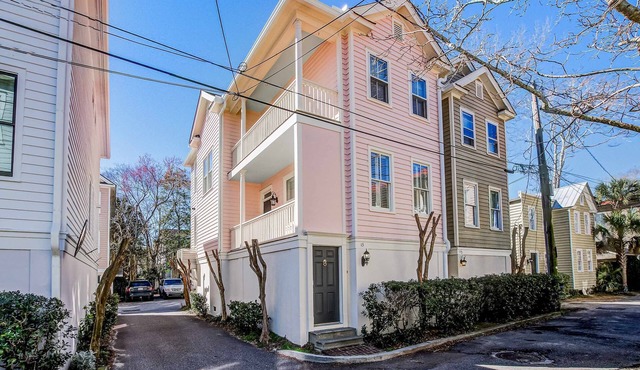 2-story downtown Charleston house with balcony, washer/dryer, central AC, WiFi in Charleston