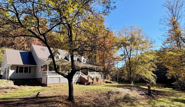 25-Acre Secluded Ranch, Private Lake, 2 Homes, Sleeps 12 Near Dahlonega Wineries in Dahlonega