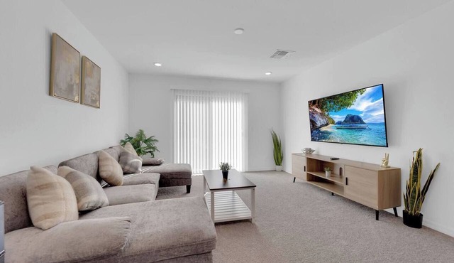 2700SF Modern Home｜Near Strip｜Fiber WiFi & OLED TV in Las Vegas