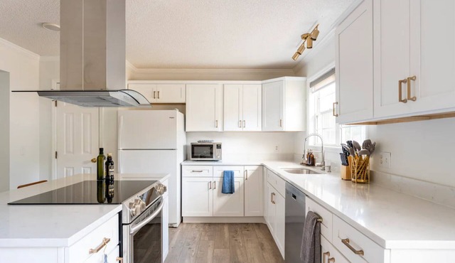 3 Bed 2 Bath Cozy Mountain Home with Hot Tub and Farmland Views in Leicester