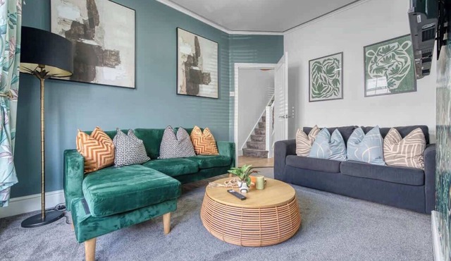 3BR Chic House withParking Sleeps 8, Big Groups! in Portsmouth