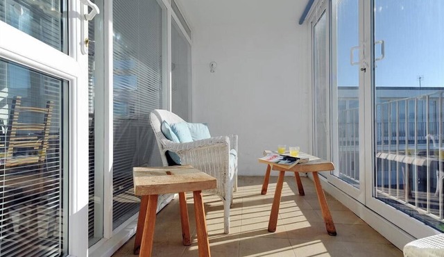 9 THE OLD SHIPYARD, family friendly, with a garden in West Bay in West Bay