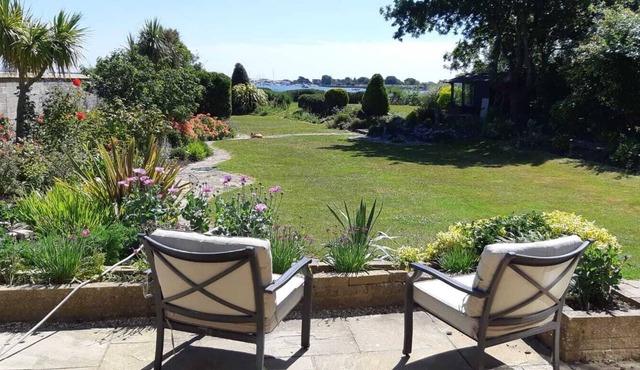 A beautiful 4/5 bedroom home with a heated indoor swimming pool in Hayling Island with substantia... in Hayling Island